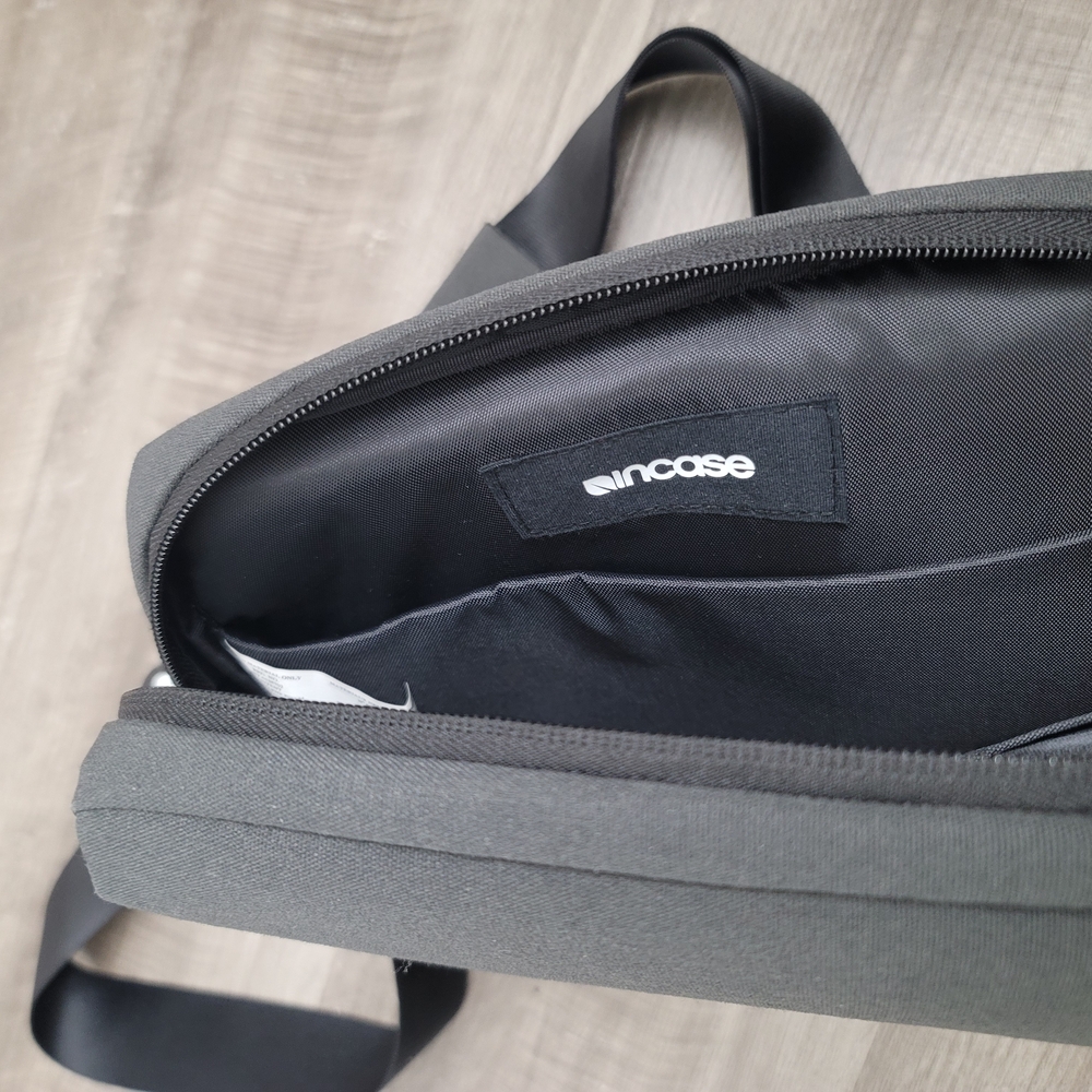 Incase Field Bag - Picture 3 of 5